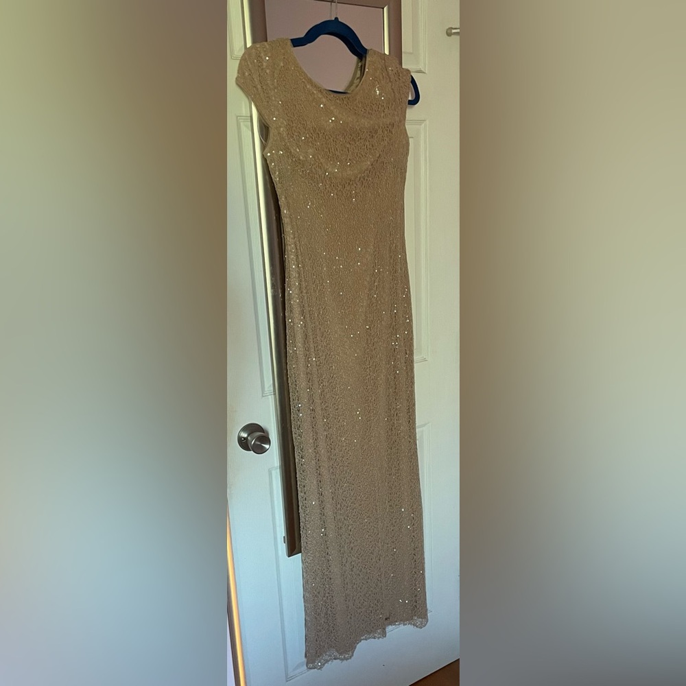 Vera Wang Gown - Picture 2 of 9